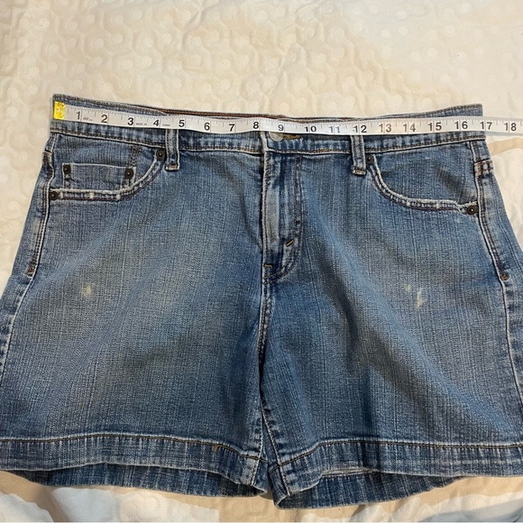 Levi 515 Women's Size 12 Blue Denim Shorts Distressed Light Wash Summer 4 inch - Picture 4 of 11